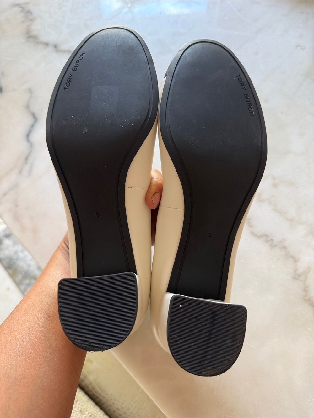 Tory Burch Chelsea White and Black Two-Tone Block Heel Pumps with Gold Logo - Picture 4 of 5